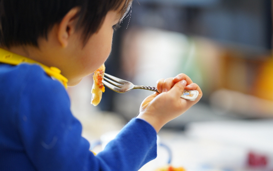 食べ物を上手く飲み込めない子供