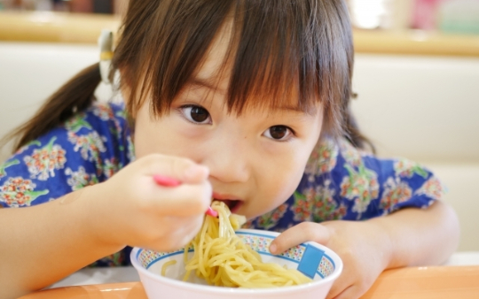 ご飯を食べる姿勢が悪い子供