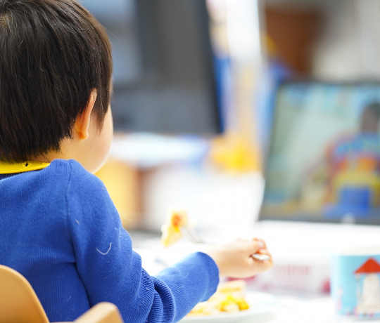 食べることに集中していない子供