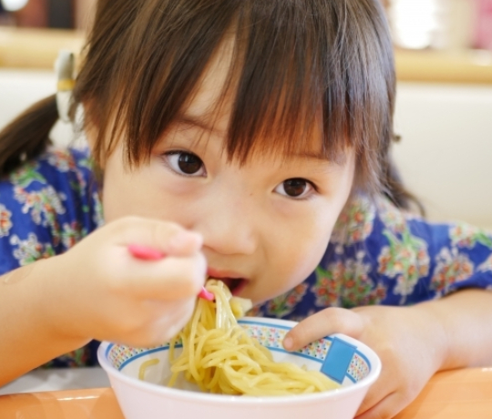 食べる姿勢が悪い子供