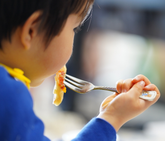 食べ物を飲み込めない子供