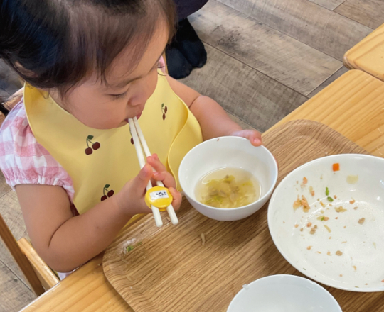 一生懸命食べる子供