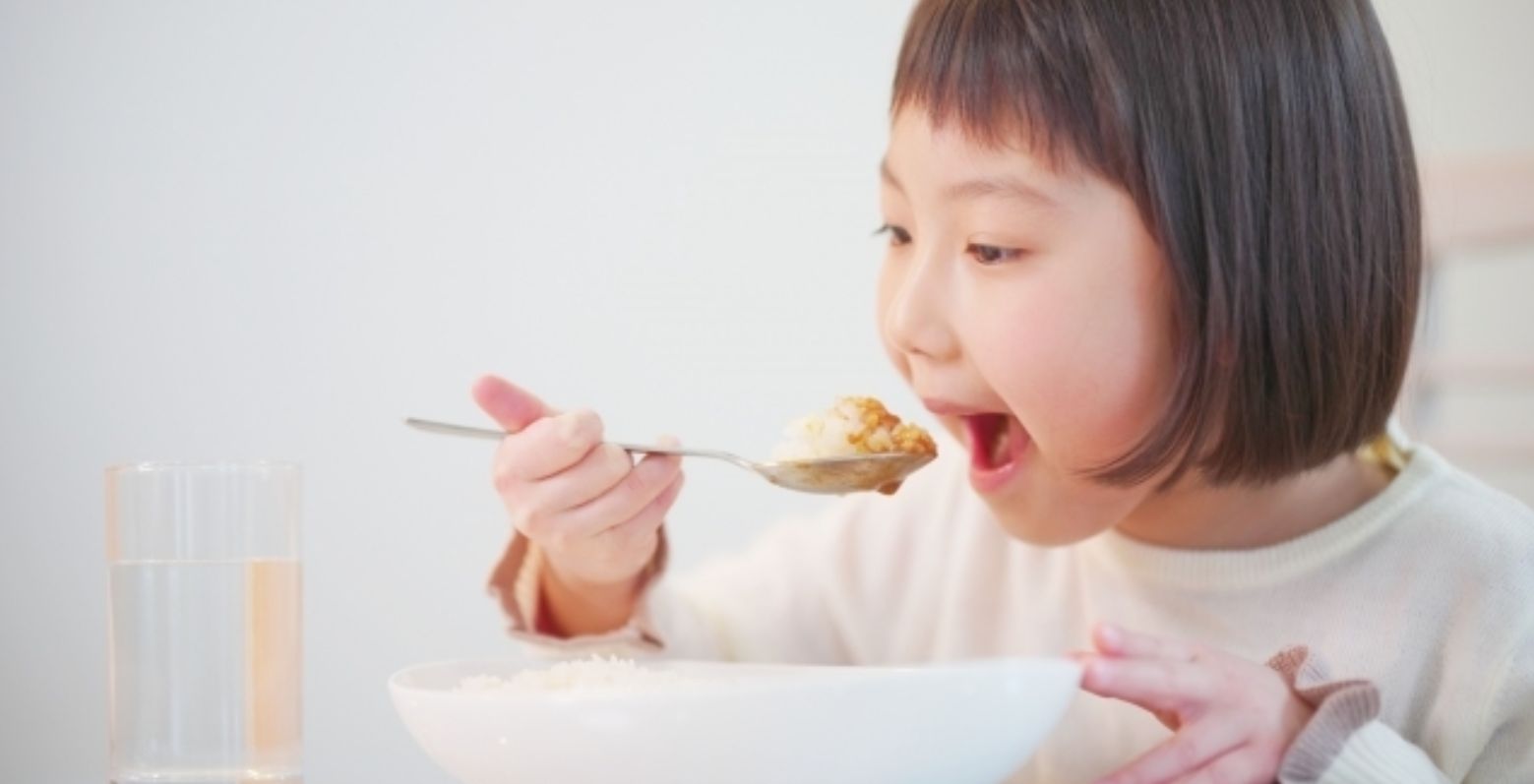 カレーを食べる子供