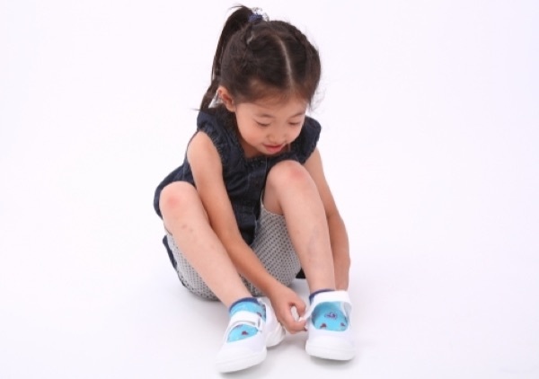 靴を履く子供