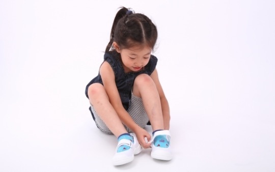 靴をはく子供